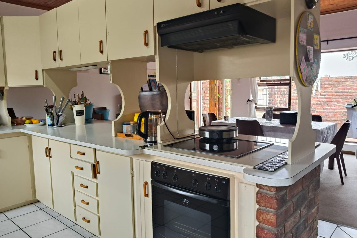 Low maintenance face brick home - Photo 4