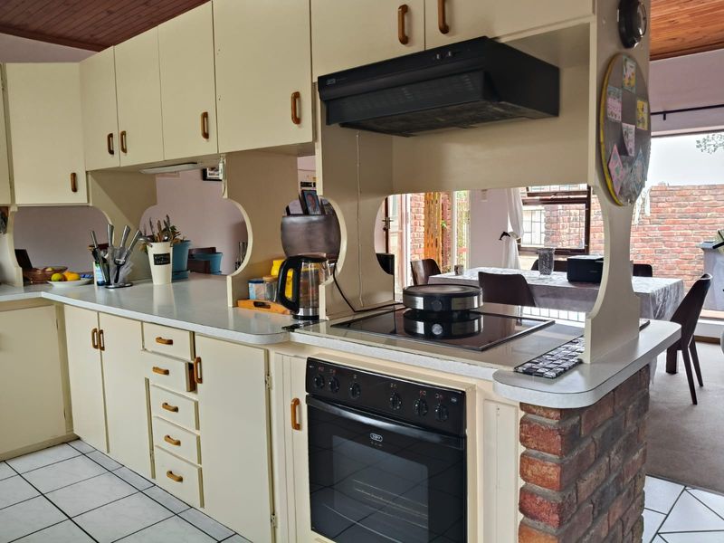 Low maintenance face brick home - Photo 4