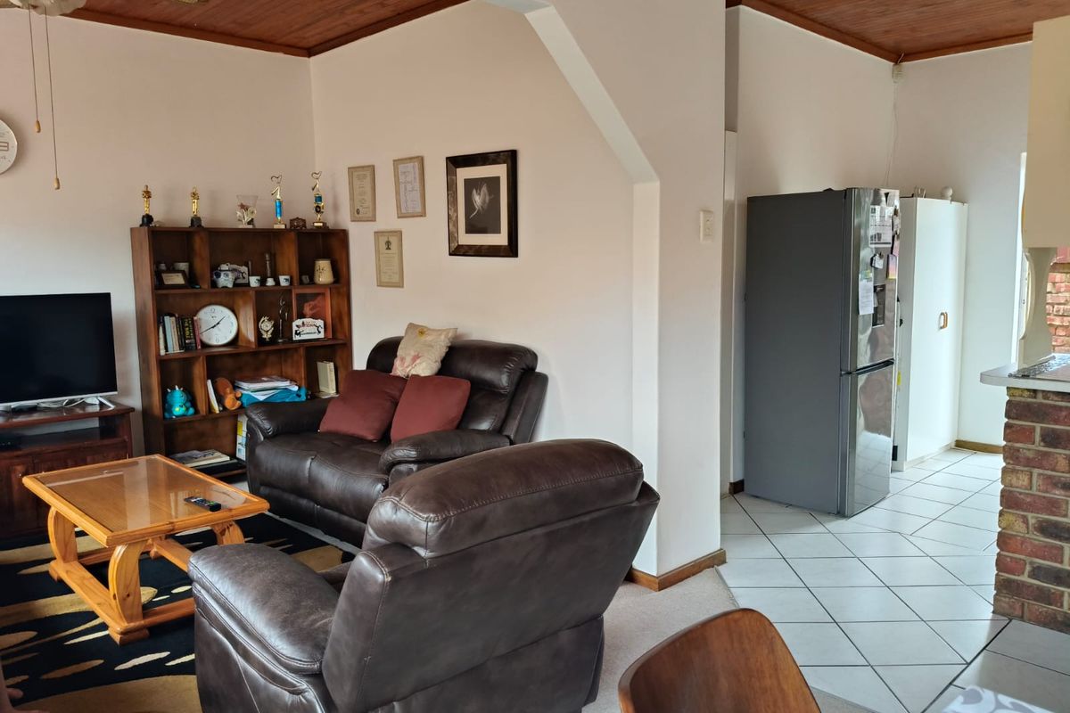 Low maintenance face brick home - Photo 3