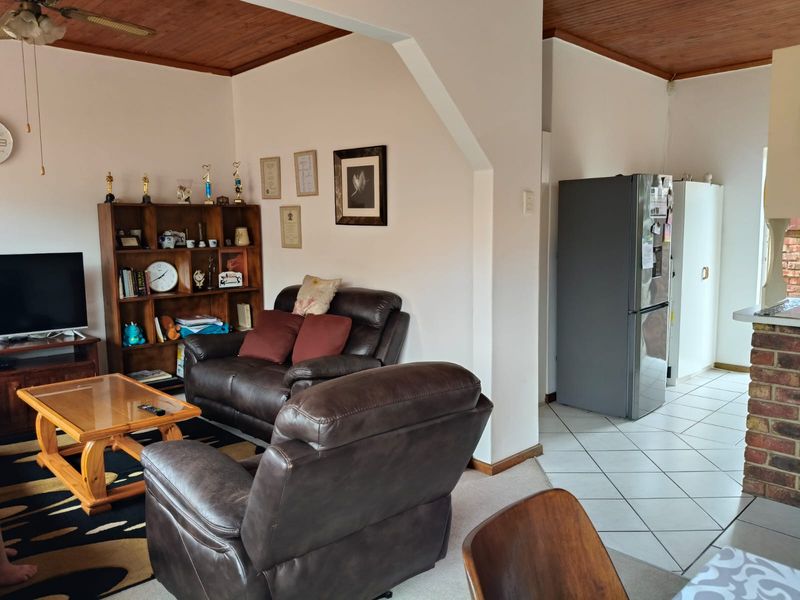 Low maintenance face brick home - Photo 3