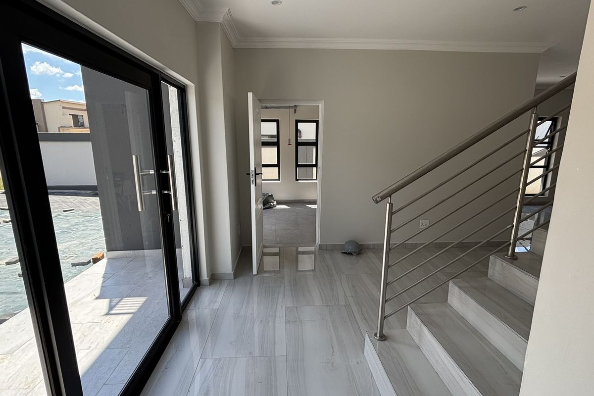 BRAND NEW 4 BEDROOM ON OFFER! - Photo 3