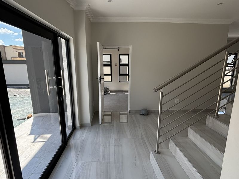 BRAND NEW 4 BEDROOM ON OFFER! - Photo 3