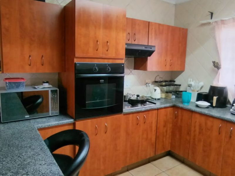 Cozy 3 bedroom townhouse - Photo 4