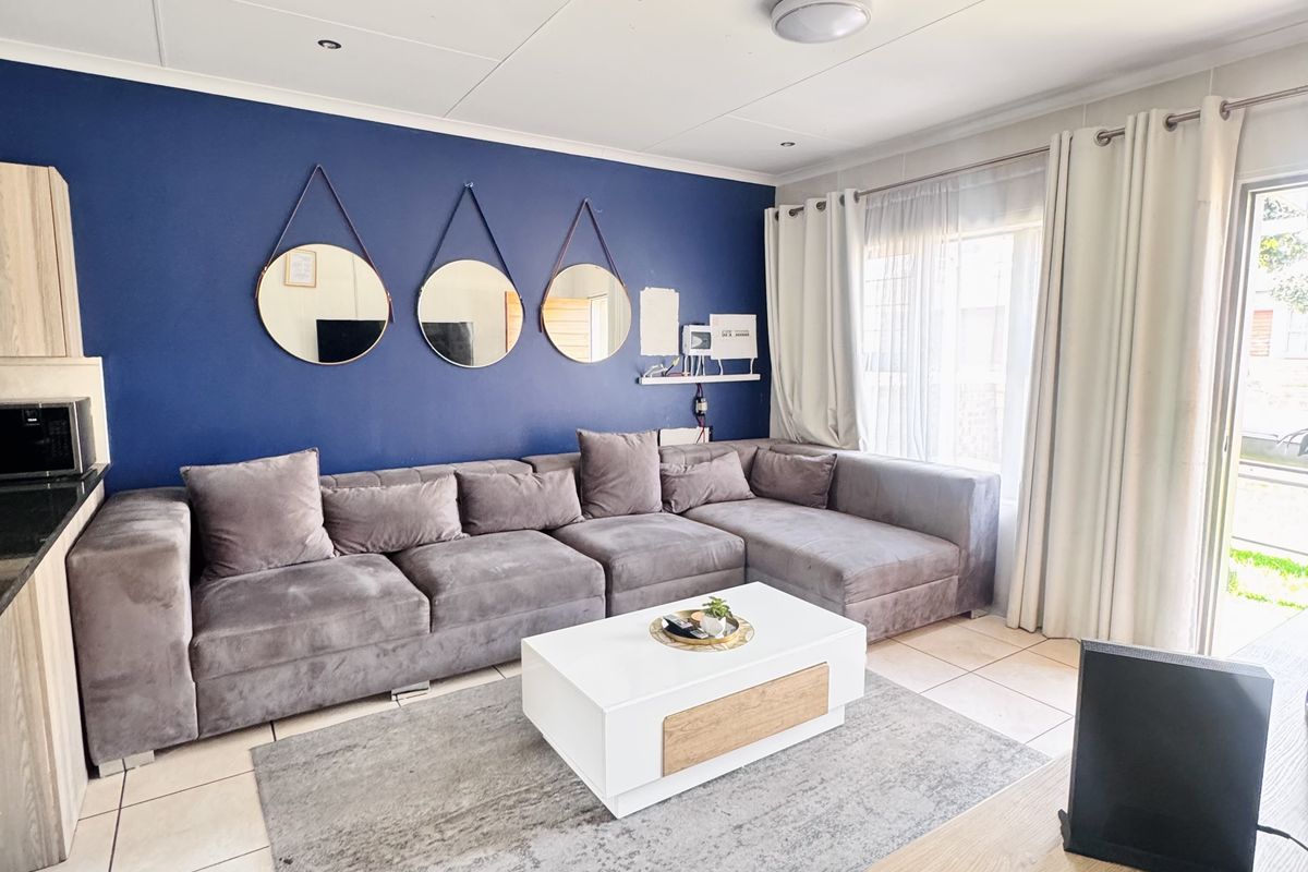 Modern 3-Bedroom Townhouse in Secure Gated Complex - Photo 3