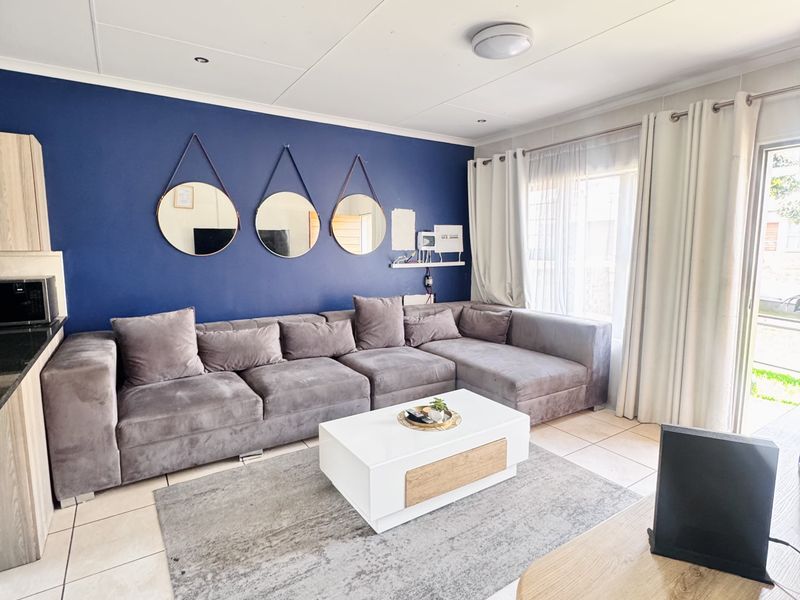 Modern 3-Bedroom Townhouse in Secure Gated Complex - Photo 3