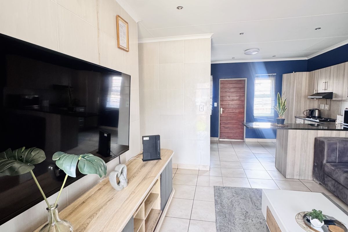 Modern 3-Bedroom Townhouse in Secure Gated Complex - Photo 4