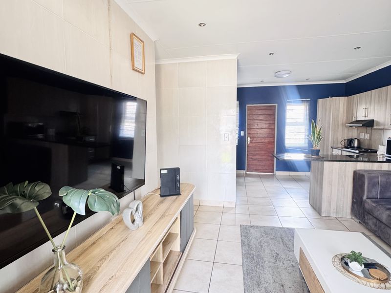 Modern 3-Bedroom Townhouse in Secure Gated Complex - Photo 4