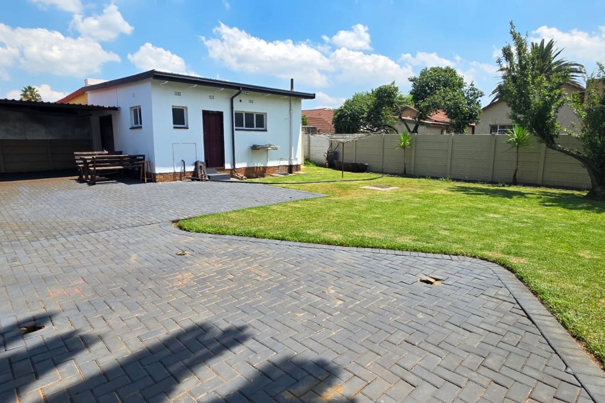 Beautiful 3 Bedroom Family Home in SE 6!!!! - Photo 2