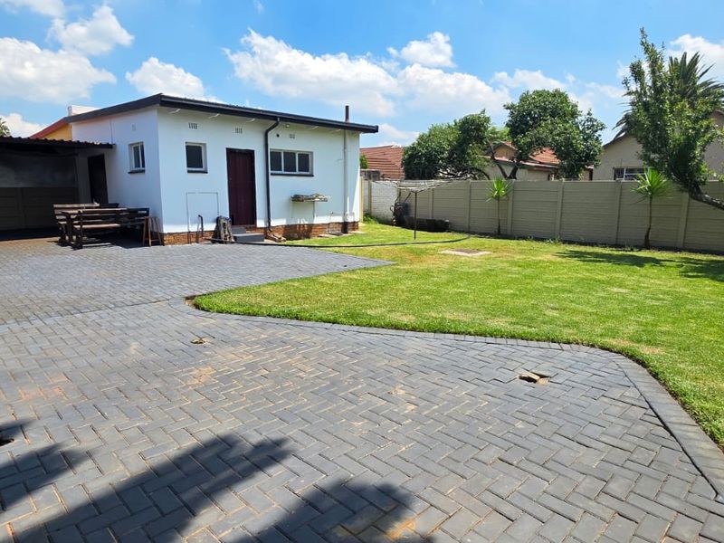 Beautiful 3 Bedroom Family Home in SE 6!!!! - Photo 2