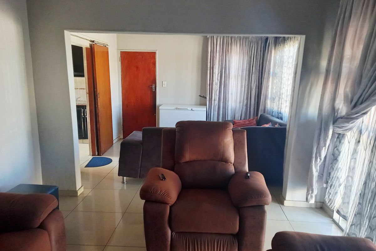 3 Bedroom House For Sale - Photo 2