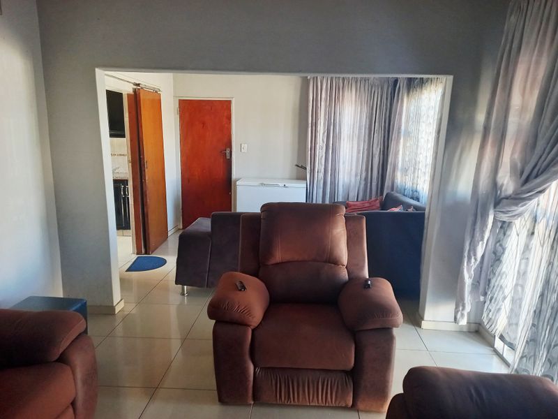 3 Bedroom House For Sale - Photo 2