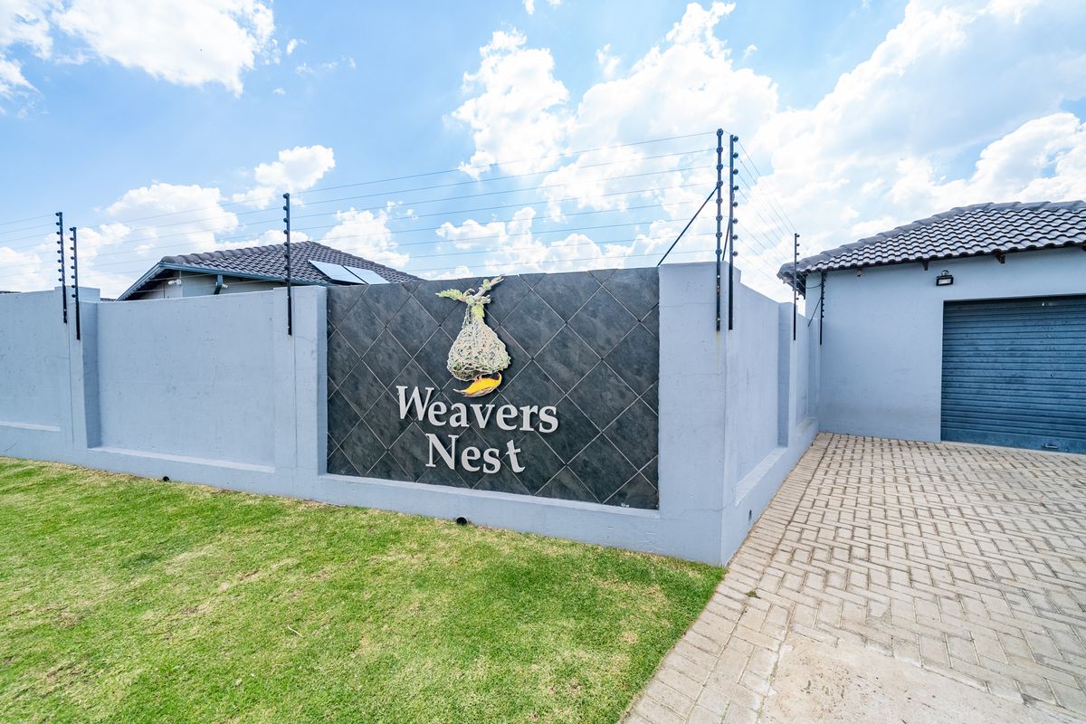 Stunning 3 bedroom,2 bathroom Townhouse in PARKRAND, BOKSBURG - Photo 3