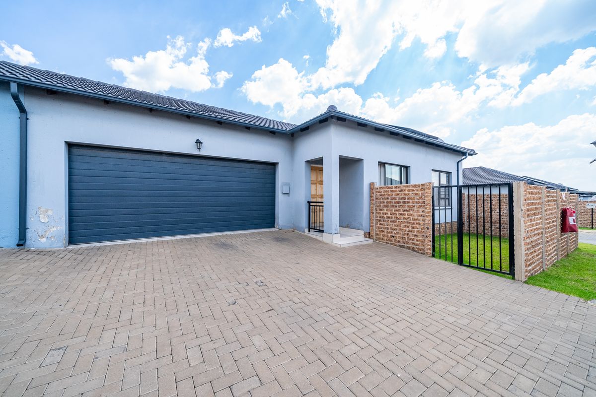 Stunning 3 bedroom,2 bathroom Townhouse in PARKRAND, BOKSBURG - Photo 2