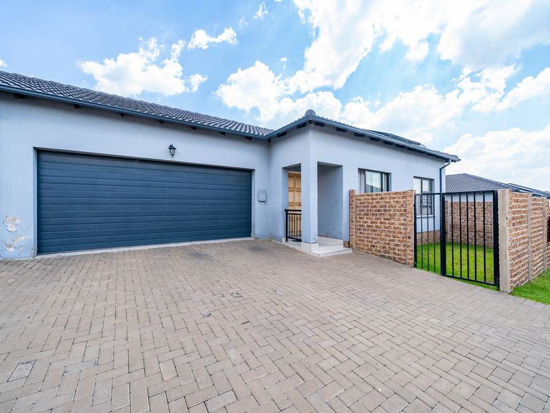 Stunning 3 bedroom,2 bathroom Townhouse in PARKRAND, BOKSBURG - Photo 2