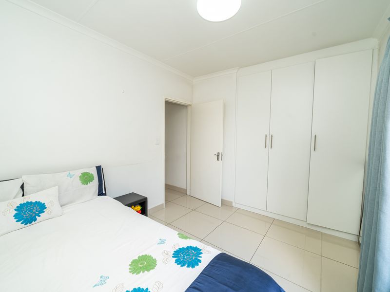 Stunning 3 bedroom,2 bathroom Townhouse in PARKRAND, BOKSBURG - Photo 9