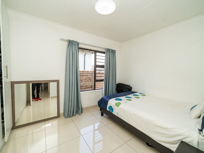 Stunning 3 bedroom,2 bathroom Townhouse in PARKRAND, BOKSBURG - Photo 8