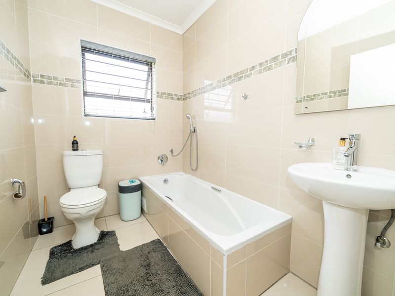 Stunning 3 bedroom,2 bathroom Townhouse in PARKRAND, BOKSBURG - Photo 10