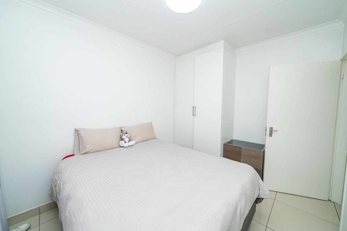 Stunning 3 bedroom,2 bathroom Townhouse in PARKRAND, BOKSBURG - Photo 5