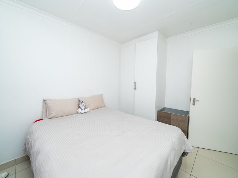 Stunning 3 bedroom,2 bathroom Townhouse in PARKRAND, BOKSBURG - Photo 5