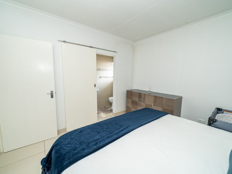 Stunning 3 bedroom,2 bathroom Townhouse in PARKRAND, BOKSBURG - Photo 7