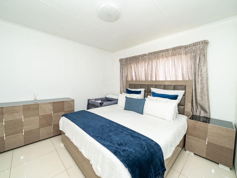 Stunning 3 bedroom,2 bathroom Townhouse in PARKRAND, BOKSBURG - Photo 6