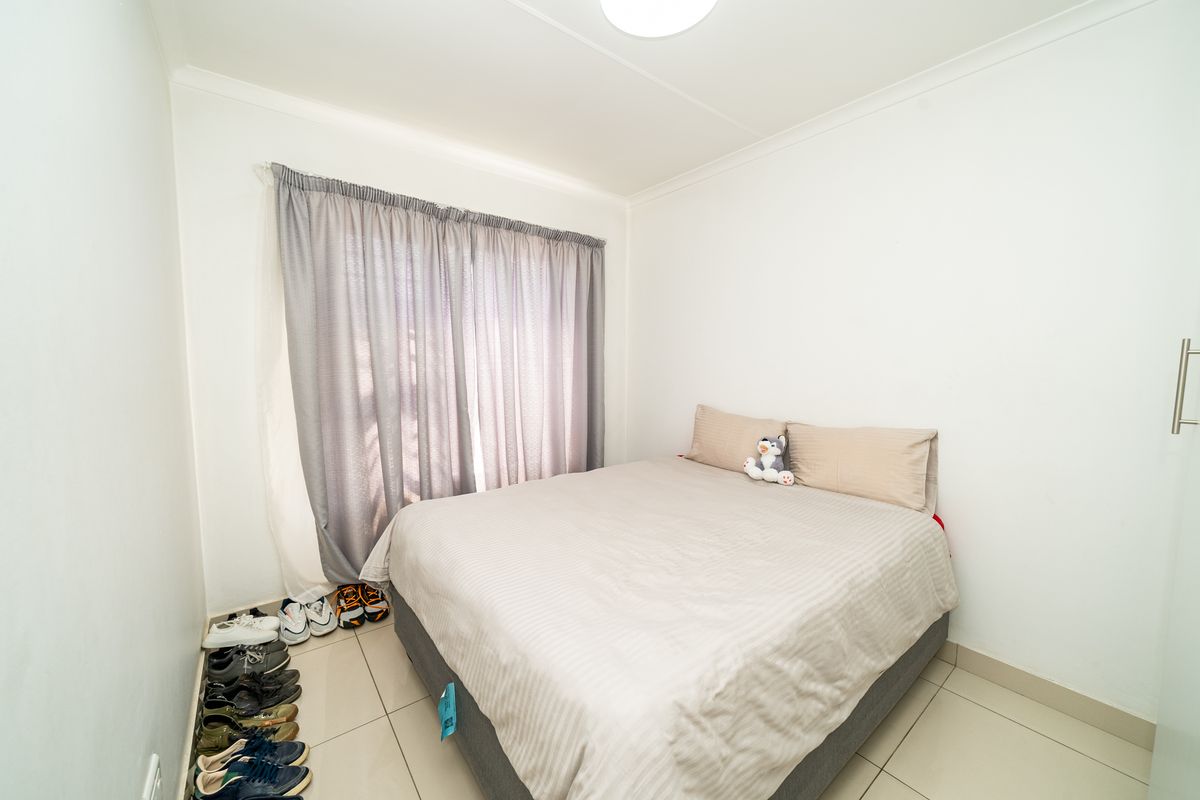 Stunning 3 bedroom,2 bathroom Townhouse in PARKRAND, BOKSBURG - Photo 4