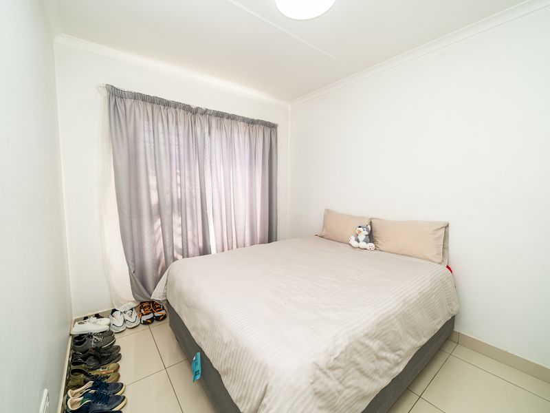 Stunning 3 bedroom,2 bathroom Townhouse in PARKRAND, BOKSBURG - Photo 4