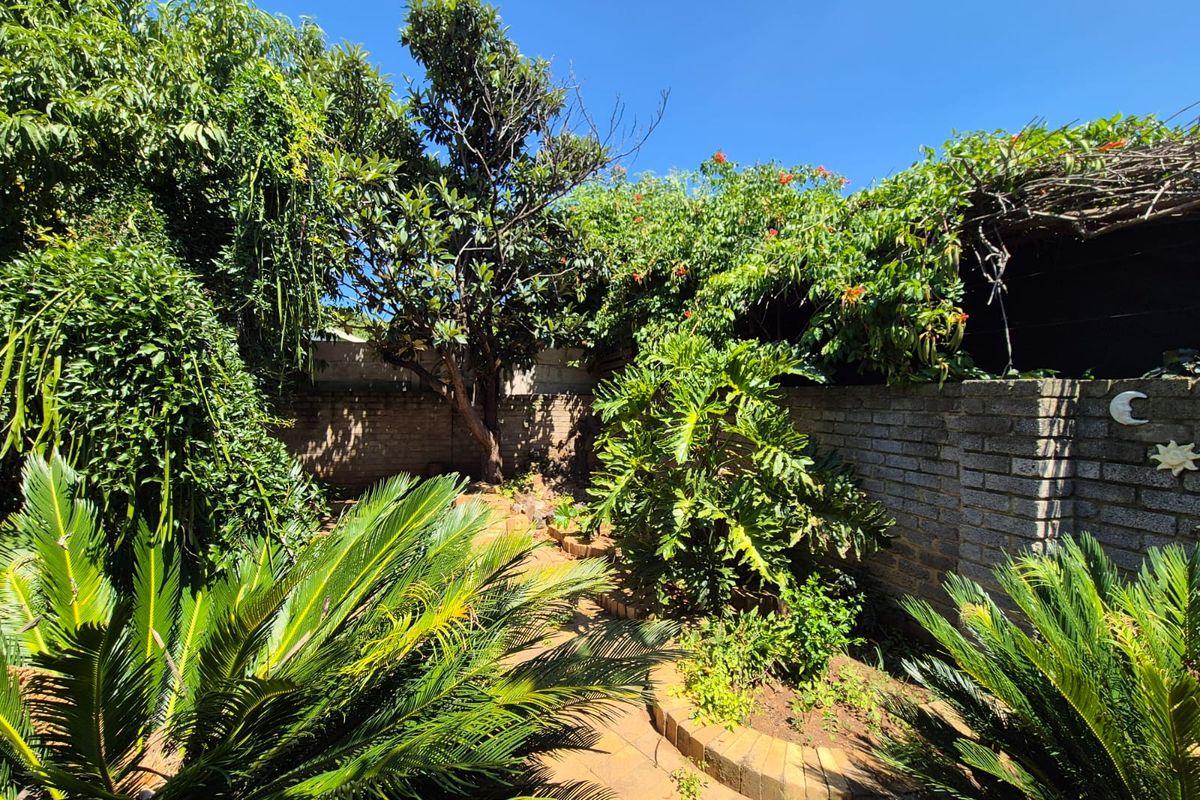 !Elegant Oasis Awaits! - Photo 3