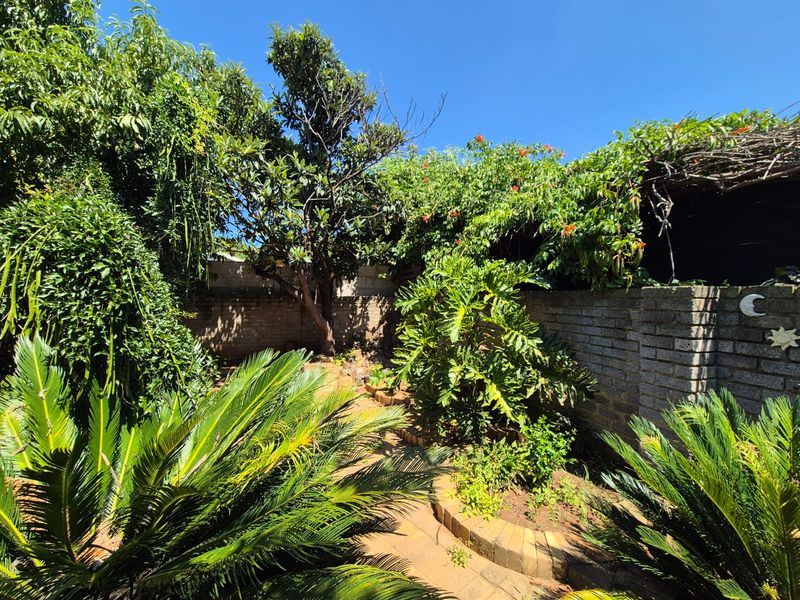 !Elegant Oasis Awaits! - Photo 3