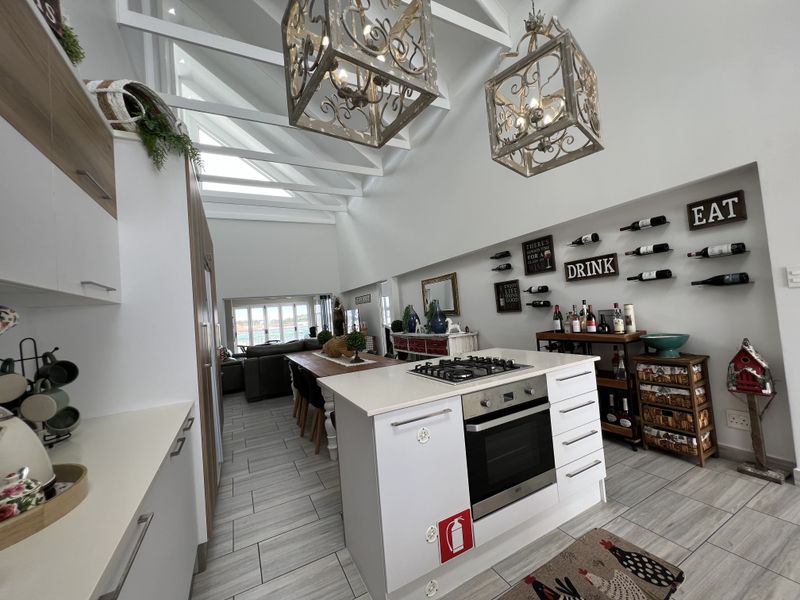 Luxury Waterfront Apartment - Photo 8