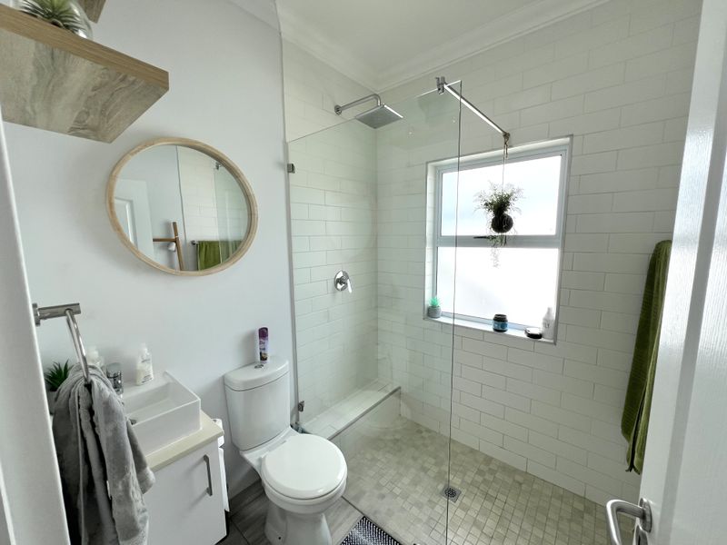 Luxury Waterfront Apartment - Photo 9