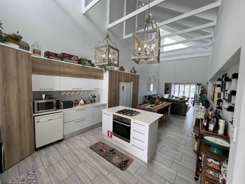 Luxury Waterfront Apartment - Photo 7