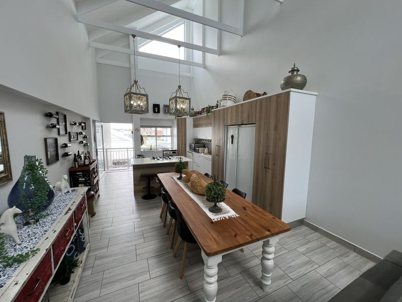 Luxury Waterfront Apartment - Photo 6