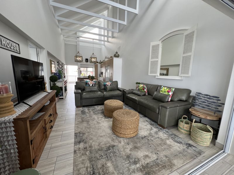 Luxury Waterfront Apartment - Photo 3