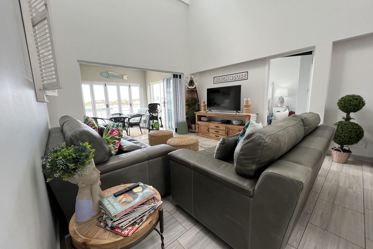 Luxury Waterfront Apartment - Photo 2