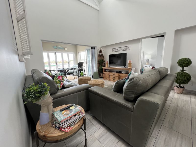 Luxury Waterfront Apartment - Photo 2