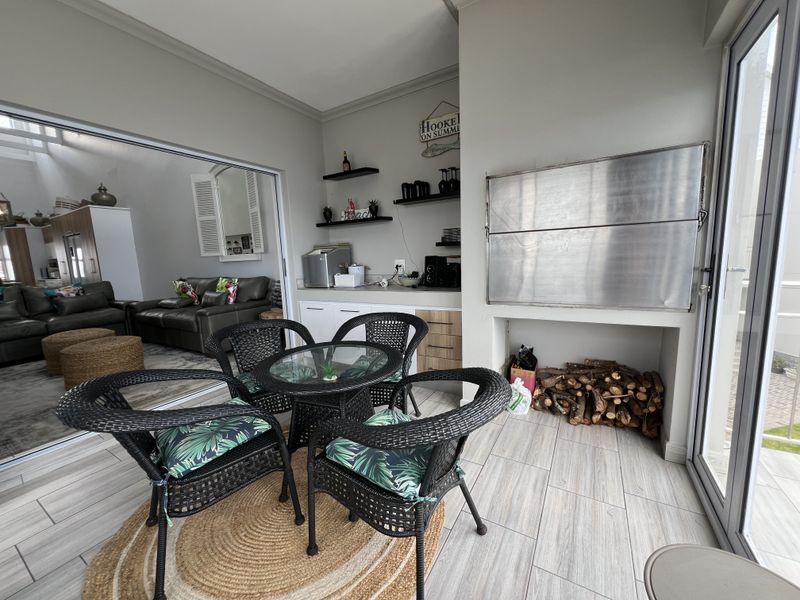 Luxury Waterfront Apartment - Photo 5