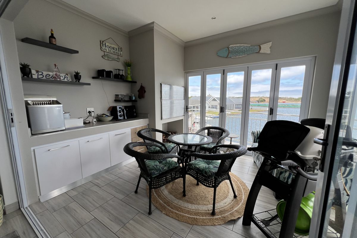 Luxury Waterfront Apartment - Photo 4