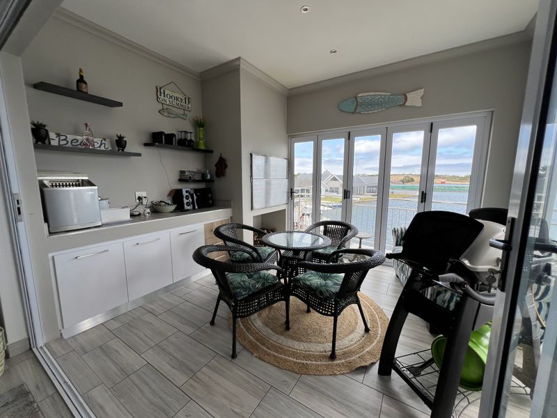 Luxury Waterfront Apartment - Photo 4