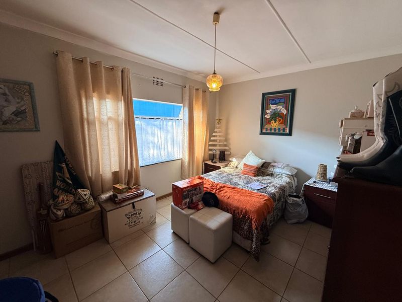 For Sale: Spacious Family Home with two Flatlets. - Photo 10