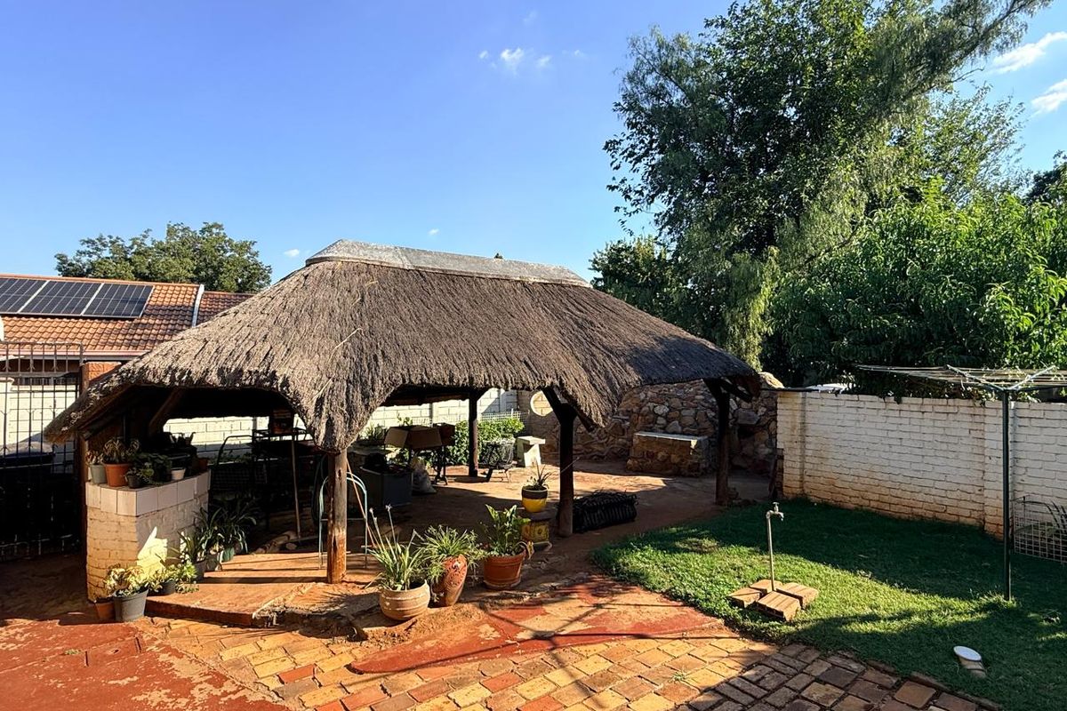 For Sale: Spacious Family Home with two Flatlets. - Photo 2