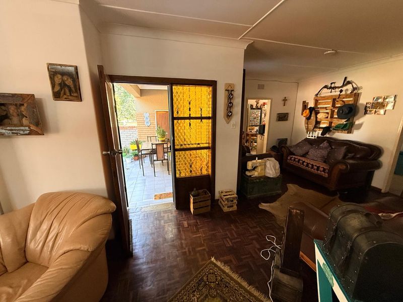 For Sale: Spacious Family Home with two Flatlets. - Photo 9