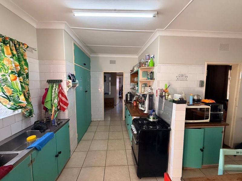 For Sale: Spacious Family Home with two Flatlets. - Photo 6