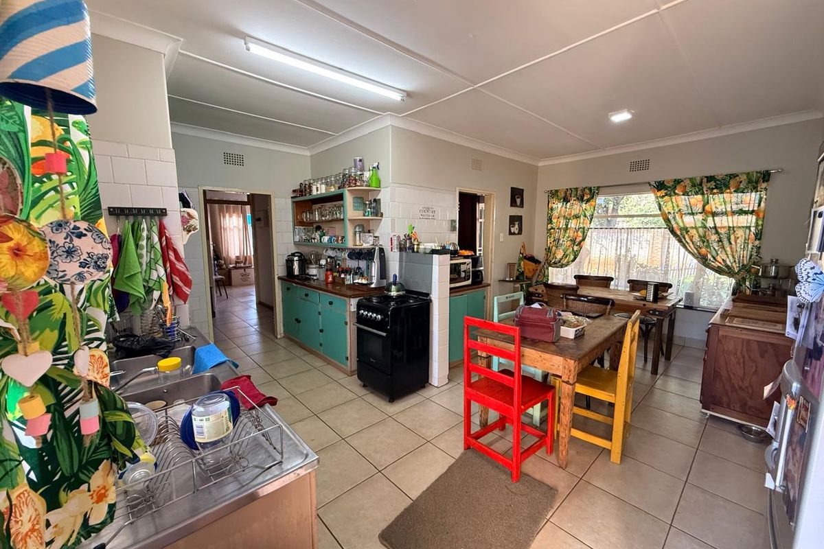 For Sale: Spacious Family Home with two Flatlets. - Photo 4