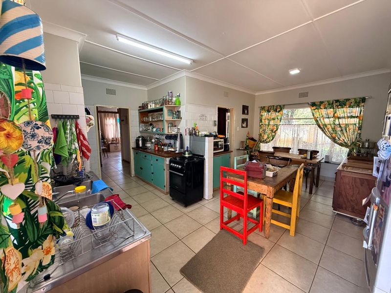 For Sale: Spacious Family Home with two Flatlets. - Photo 4