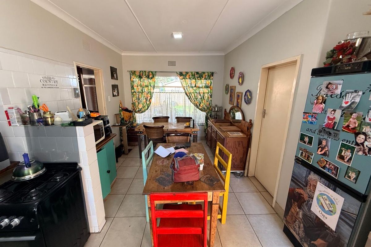 For Sale: Spacious Family Home with two Flatlets. - Photo 5