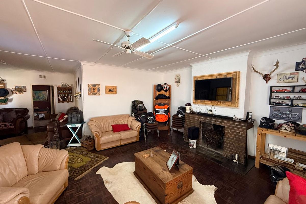 For Sale: Spacious Family Home with two Flatlets. - Photo 3