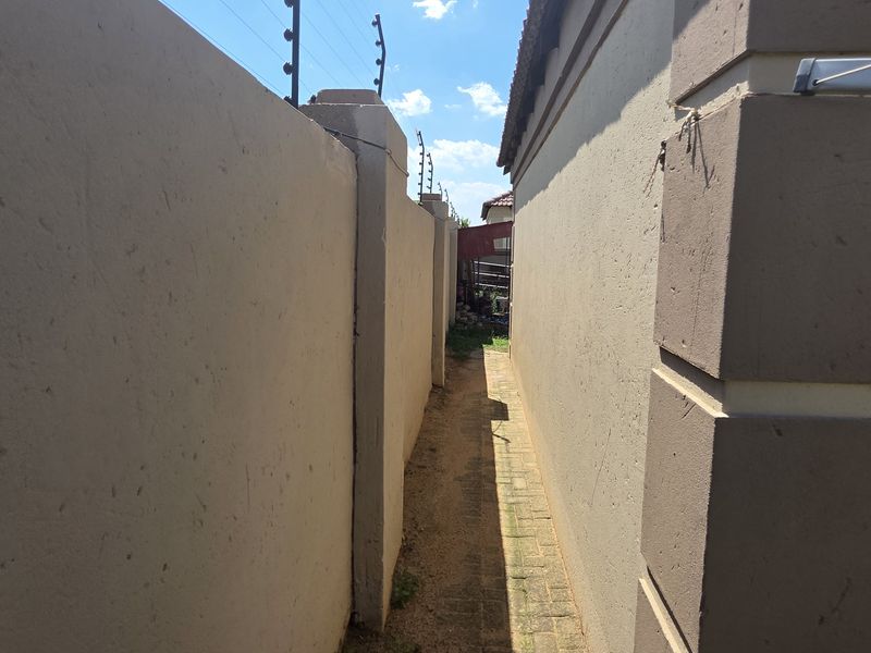 Beautifully maintained three bedroom townhouse. - Photo 10