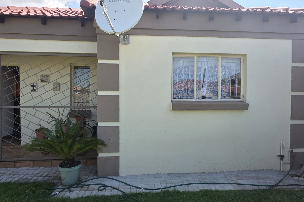 Beautifully maintained three bedroom townhouse. - Photo 3