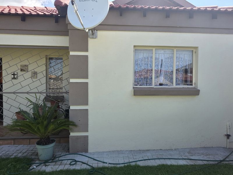 Beautifully maintained three bedroom townhouse. - Photo 3